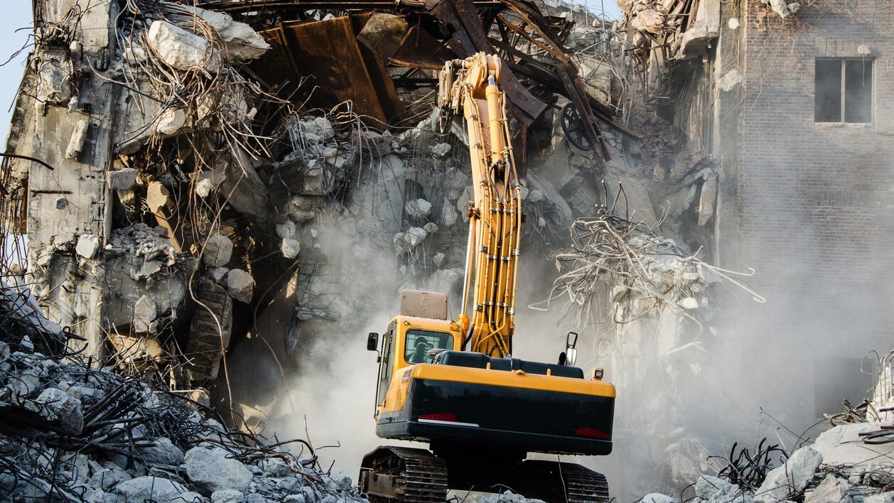 Demolition of a building to recover raw materials as part of the circular economy