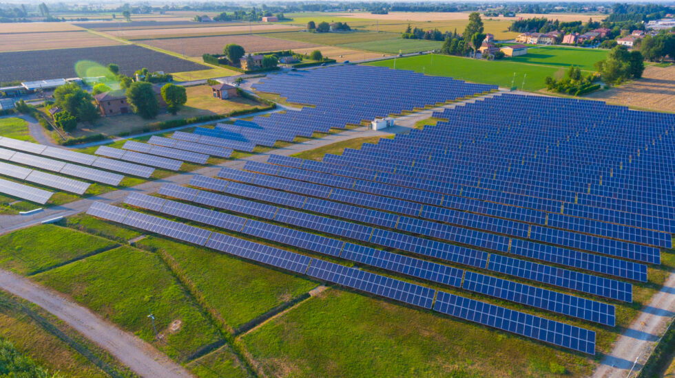 Feld in der Landschaft mit mehrerer Solarplatten